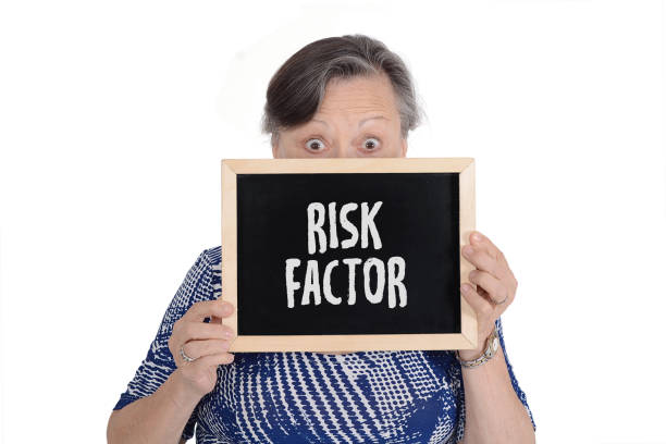 텍스트가 "위험 요소" 칠판을 들고 노인 여성 - risk factors condition diabetes 뉴스 사진 이미지
