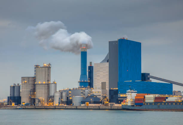 石炭発電電力プラント - large business chimney cloud ストックフォトと画像