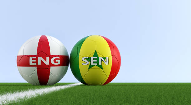i̇ngiltere vs senegal futbol maç - futbol topları bir futbol sahası üzerinde ulusal renklerde i̇ngilterenin ve senegals. kopya alanı sağ tarafta - 3d rendering - england senegal stok fotoğraflar ve resimler