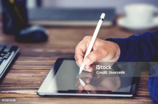 タブレットとスタイラスペンを使用したデジタル署名コンセプト - ペンタブレットのストックフォトや画像を多数ご用意 - ペンタブレット, タブレット端末, ペン