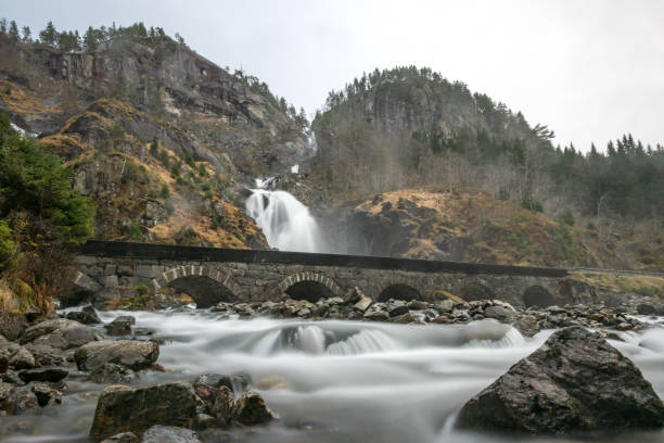 ストーン ブリッジ川滝 latefossen ノルウェー - bridge norway odda falling ストックフォトと画像