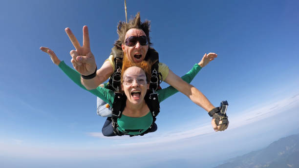 skydiving happiness - skydiving tandem parachute parachuting imagens e fotografias de stock