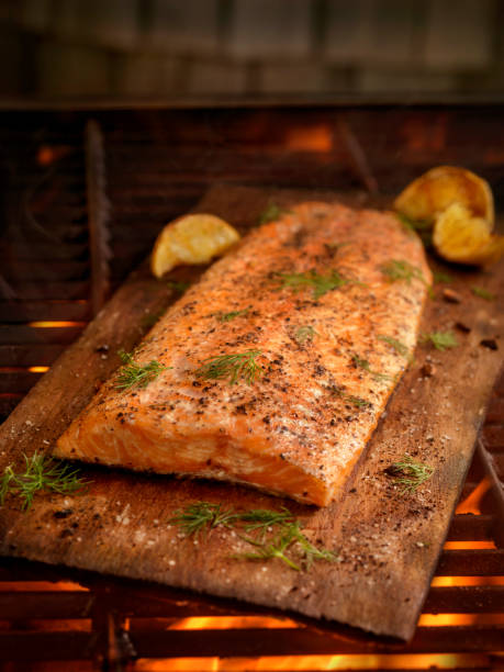 삼나무 판자 연어 바베 큐에 요리 - salmon cooked pepper plank 뉴스 사진 이미지