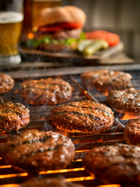 맥주와 바베 큐에 햄버거 - burger barbecue grill hamburger grilled 뉴스 사진 이미지