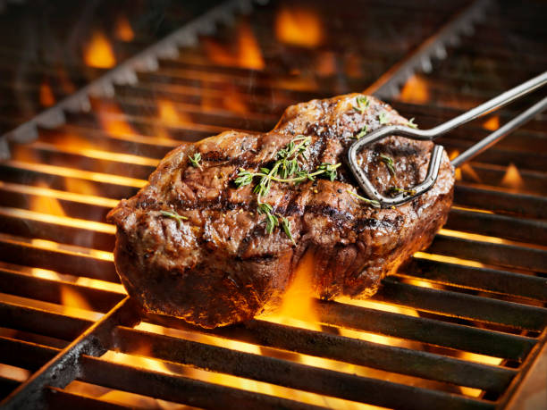 bbq-sirloin-steaks mit frischem thymian - gartengrill fotos stock-fotos und bilder