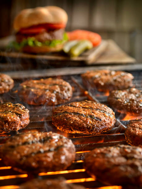 hamburgers on the bbq - barbecue grill barbecue burger hamburger imagens e fotografias de stock