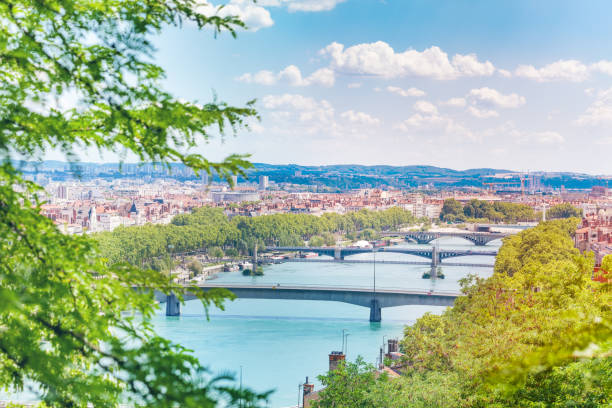 vista da cidade de lyon com pontes sobre o rhone - rhone bridge - fotografias e filmes do acervo