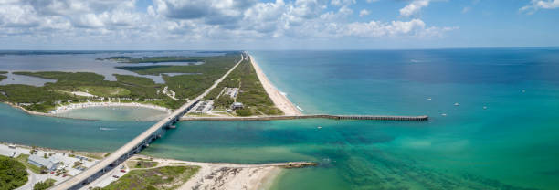 sebastian inlet park an der ostküste floridas - meeresarm stock-fotos und bilder