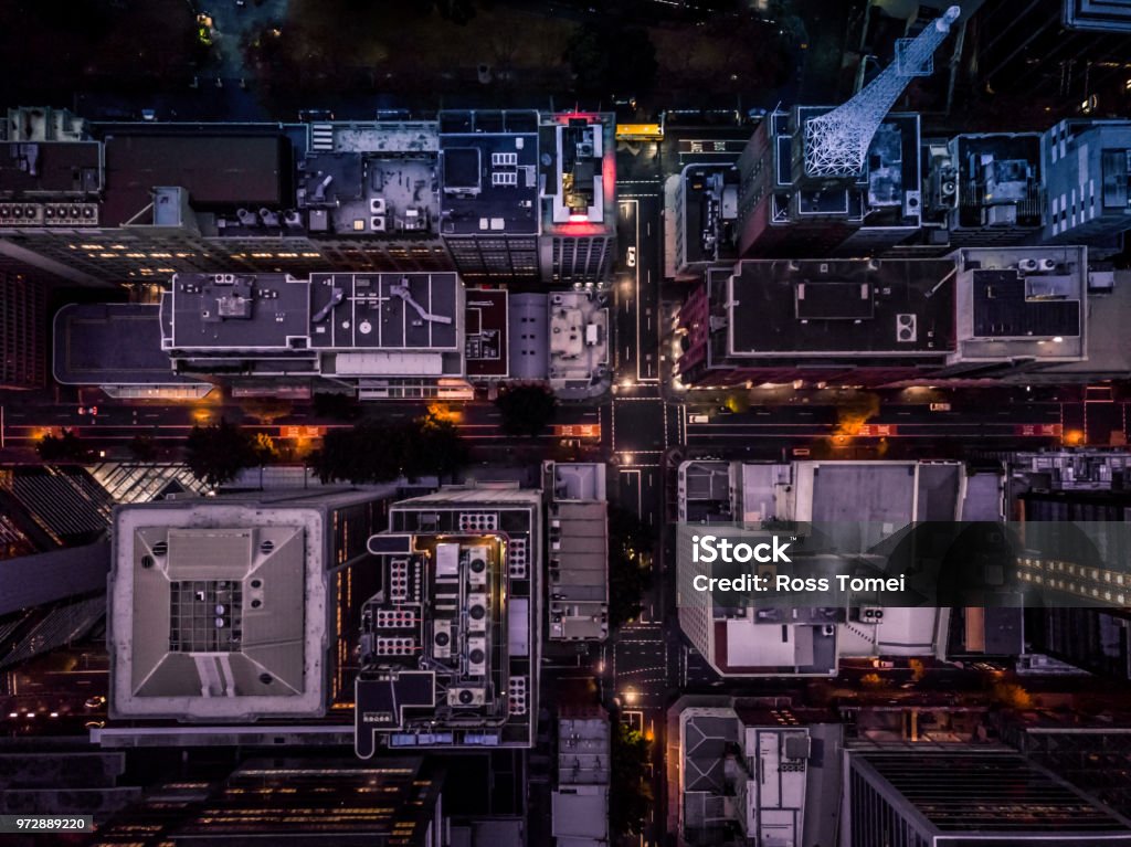 Les toits des bâtiments de la ville au crépuscule - Photo de Ville - Milieu urbain libre de droits