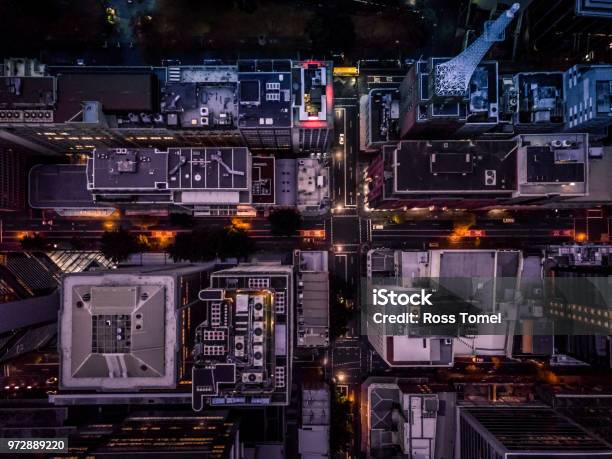 Photo libre de droit de Les Toits Des Bâtiments De La Ville Au Crépuscule banque d'images et plus d'images libres de droit de Ville - Milieu urbain - Ville - Milieu urbain, Vue aérienne, Australie