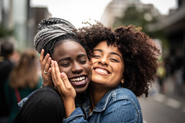 l'amore dei migliori amici - multiracial woman foto e immagini stock