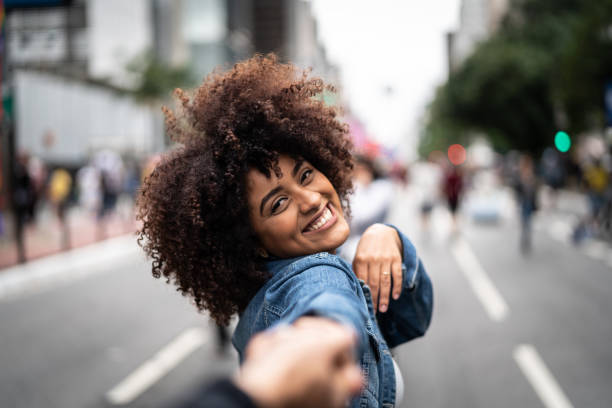 ponto de vista da namorada, segurando as mãos do namorado - dating couple love latin american and hispanic ethnicity - fotografias e filmes do acervo