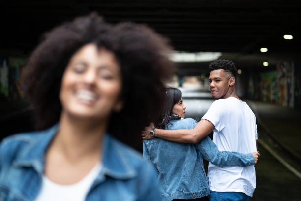 disloyal homem com sua namorada menina olhando para outro - meme - fotografias e filmes do acervo