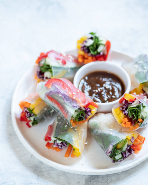 野菜の春巻き - rainbow peppercorns ストックフォトと画像