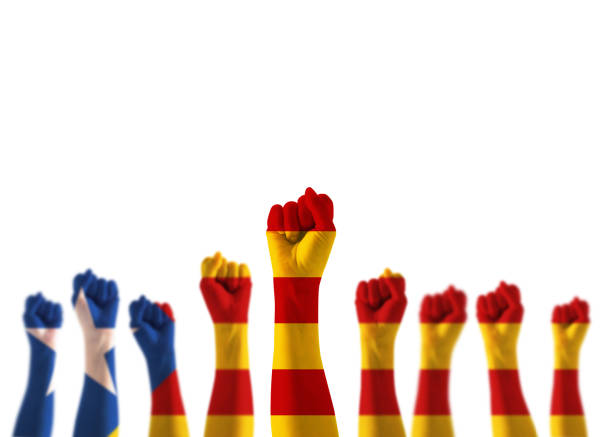 katalanische separatismus konzept mit senyera estelada (östliche katalanisch) lone star flagge auf menschen hand fäuste (isoliert auf weißem hintergrund, clipping-pfad) catalonia unterstützer für die nationale unabhängigkeit - catalonia success confidence flag stock-fotos und bilder