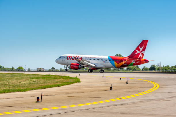 foto di un aereo della compagnia aerea maltese airbus a320, che è una compagnia aerea charter. questo aereo ha registrazione 9h-aen - pilot cockpit flying business foto e immagini stock