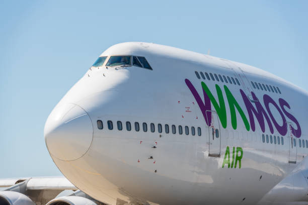 foto di un aereo wamos air boeing 747-400, che è una compagnia aerea charter. questo aereo ha registrazione ec-ksn - airplane commercial airplane air vehicle boeing 747 foto e immagini stock