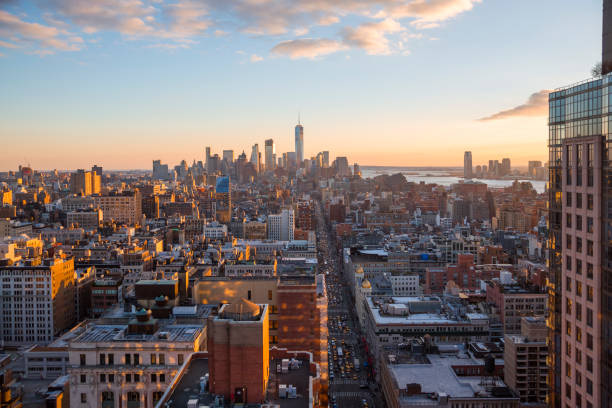 日落時曼哈頓下城的高角度視圖 - chelsea 個照片及圖片檔