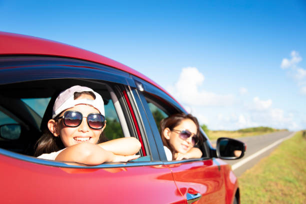 幸せな母と娘の道路の旅をお楽しみください。 - casual cheerful looking at camera outdoors ストックフォトと画像