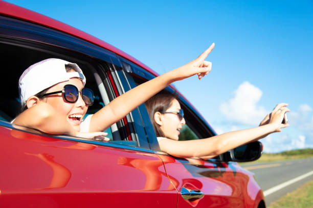 幸せな母と娘の道路の旅をお楽しみください。 - casual cheerful looking at camera outdoors ストックフォトと画像