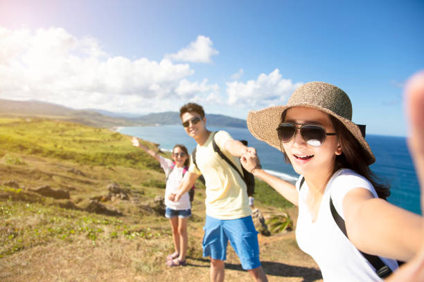 счастливая семья принимая селфи на побережье - fun mother sunglasses family стоковые фото и изображения