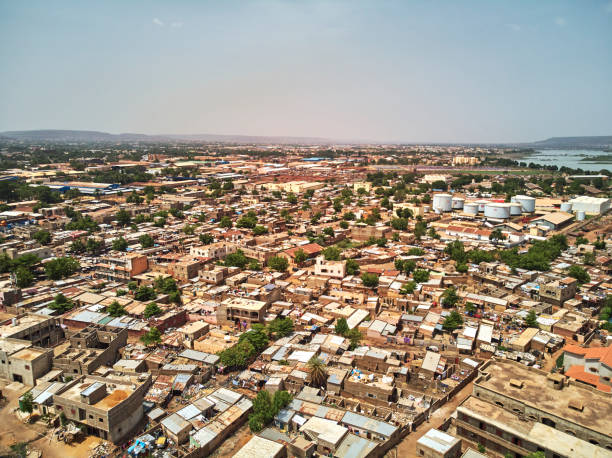 Aerial Drone view of niarela Quizambougou Niger Bamako Mali Bamako is the capital and largest city of Mali, with a population of 1.8 million. In 2006, it was estimated to be the fastest-growing city in Africa and sixth-fastest in the world. It is located on the Niger River, near the rapids that divide the upper and middle Niger valleys in the southwestern part of the country. mali stock pictures, royalty-free photos & images