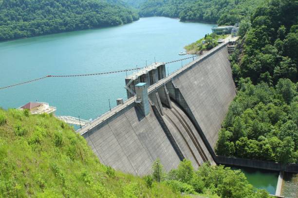 金山ダムと湖: 北海道南富良野 - dam ストックフォトと画像