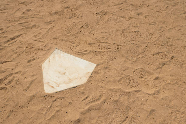 野球 softaball ダイヤモンド ホワイト フィールド ホームベースをクローズ アップ - baseball dirt softball baseball diamond ストックフォトと画像