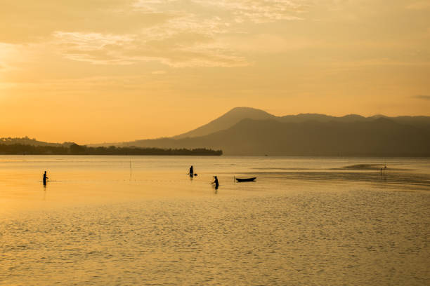 rybak o zachodzie słońca w kimbe, papua-nowa gwinea - papua new guinea zdjęcia i obrazy z banku zdjęć