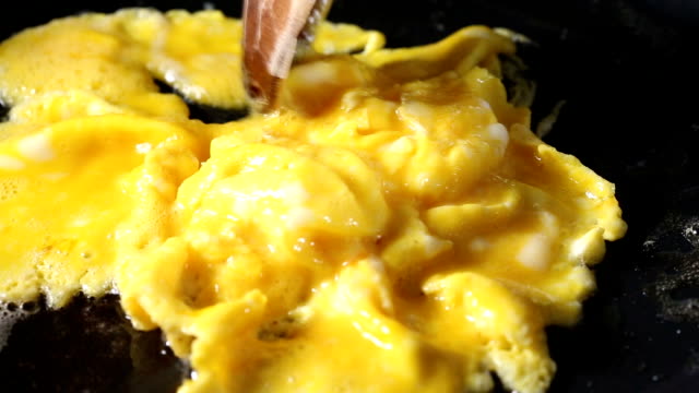 Cooking scrambled eggs in pan