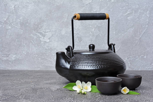 théière traditionnelle noir asiatique et tasses à thé avec thé vert au jasmin - jasmine tea black tea tea drink photos et images de collection