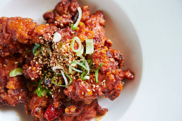 korean spicy fried chicken - korean culture fotos imagens e fotografias de stock