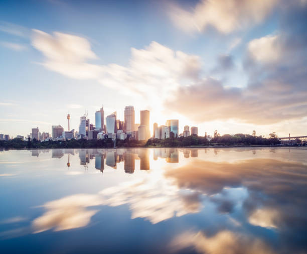 porto de sydney, ao pôr do sol, austrália - sydney harbor panoramic sydney australia skyline - fotografias e filmes do acervo