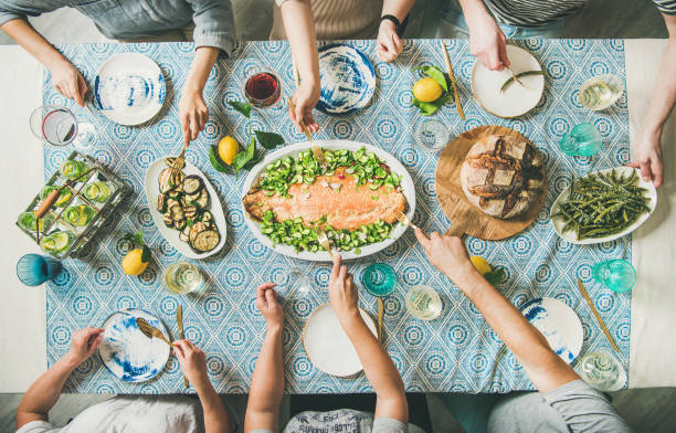 famille ou entre amis, fruits de mer en train de dîner de l’été - wine food fish seafood photos et images de collection