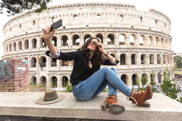 femme s’amuser et prendre selfie devant le colisée - international landmark italy amphitheater ancient photos et images de collection