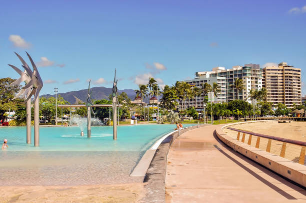 vista de cairns esplanade laguna, una gran piscina pública junto a la playa. - cairns fotografías e imágenes de stock