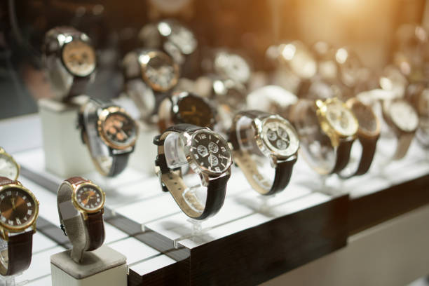 montres de luxe au showcase - montre bracelet photos et images de collection