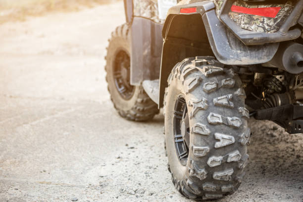 close-up tail view of atv quad bike. dirty whell of awd all-terrain vehicle. travel and adventure concept.copyspace.toned - off road vehicle quadbike desert dirt road imagens e fotografias de stock