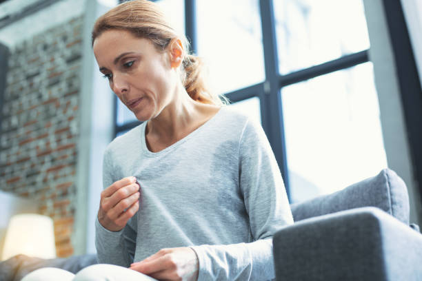 更年期障害に入る疲れの成熟した女性 - menopause ストックフォトと画像