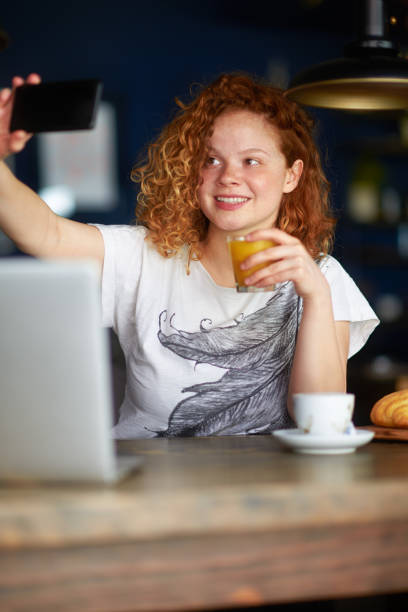 mujer en la cafetería - croissant telephone coffee shop on the phone fotografías e imágenes de stock