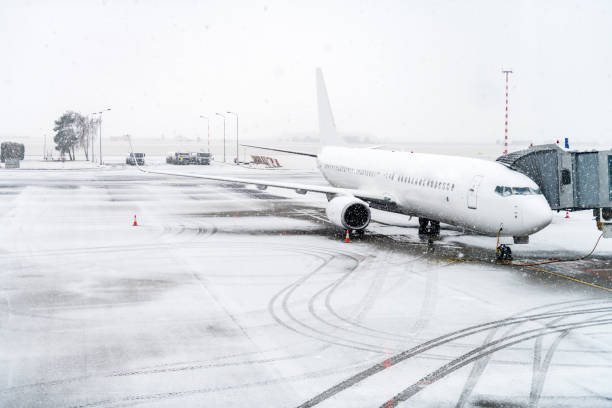비행기 및 겨울 여행 - runway airport airfield asphalt 뉴스 사진 이미지