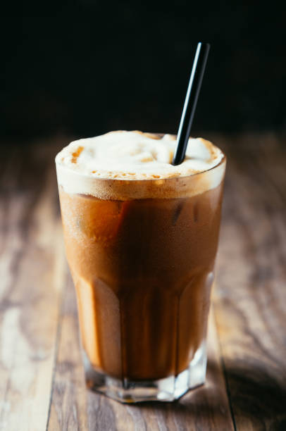 delicioso café gelado com espuma de leite - black coffee coffee single object drink - fotografias e filmes do acervo
