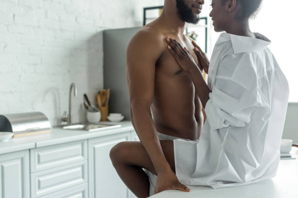 cropped image d’amoureux afro-américaine matin à cuisine - african descent sex symbol couple sensuality photos et images de collection
