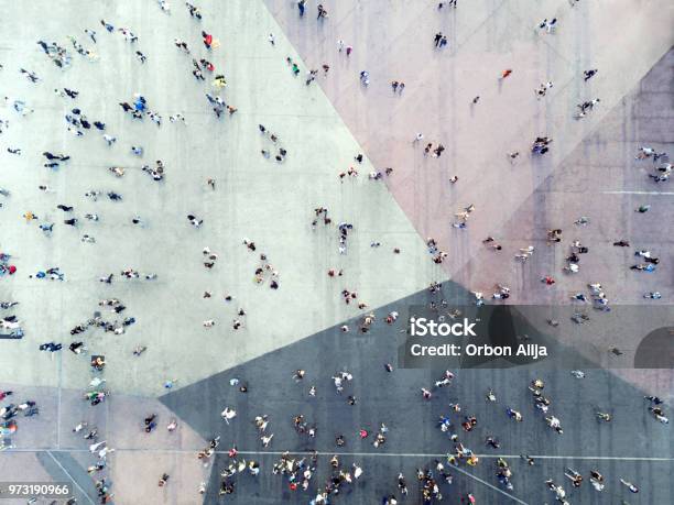 Vista De Ángulo Alto De Personas En La Calle Foto de stock y más banco de imágenes de Personas - Personas, Vista cenital, Multitud