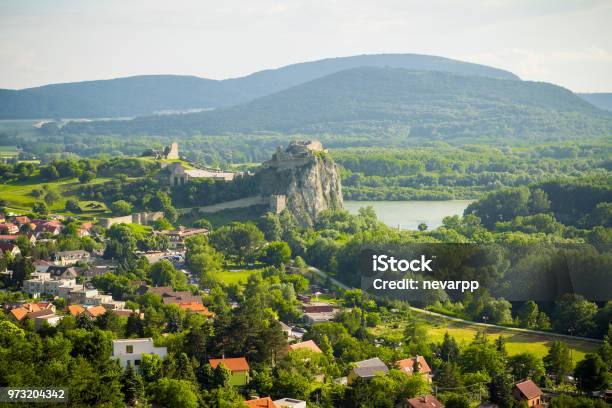 Photo libre de droit de Château De Devin À Bratislava En Slovaquie banque d'images et plus d'images libres de droit de Bratislava - Bratislava, Château, Slovaquie