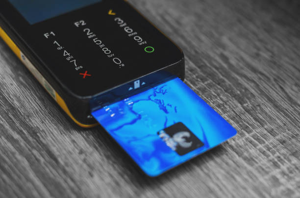 挿入された青いクレジット カードとクレジット カードの読者。 - chip and pin ストックフォトと画像