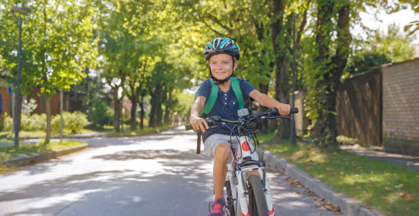 menino andando de bicicleta - cycling shorts - fotografias e filmes do acervo