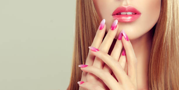 manicure elegante e make up nei colori rosa e bianco. parte del volto umano. - beauty treatment women human face fashion model foto e immagini stock