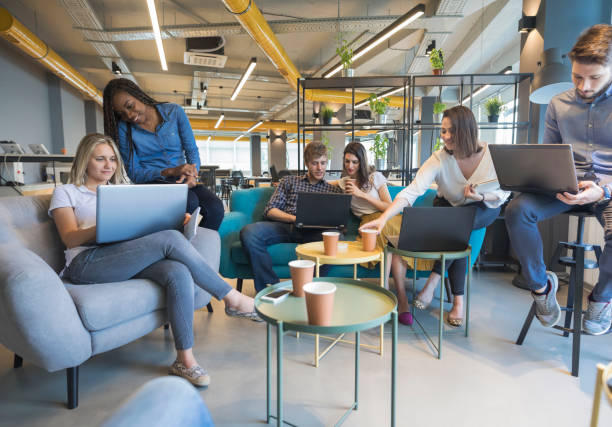 jeunes collègues dans le bureau moderne - coworking photos et images de collection