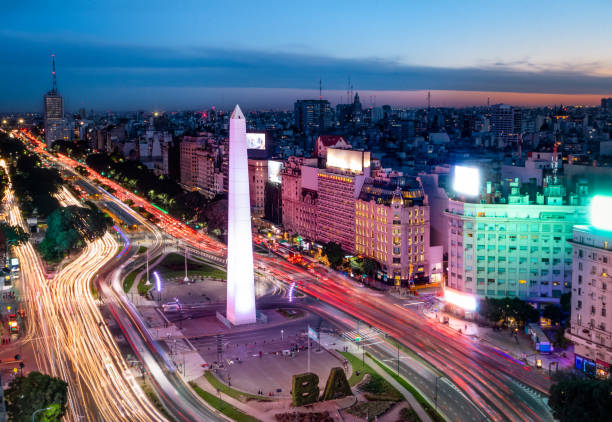 オベリスクとコリエンテス通り夜 - ブエノスアイレス、アルゼンチンのブエノスアイレス市の空撮 - obelisco ストックフォトと画像